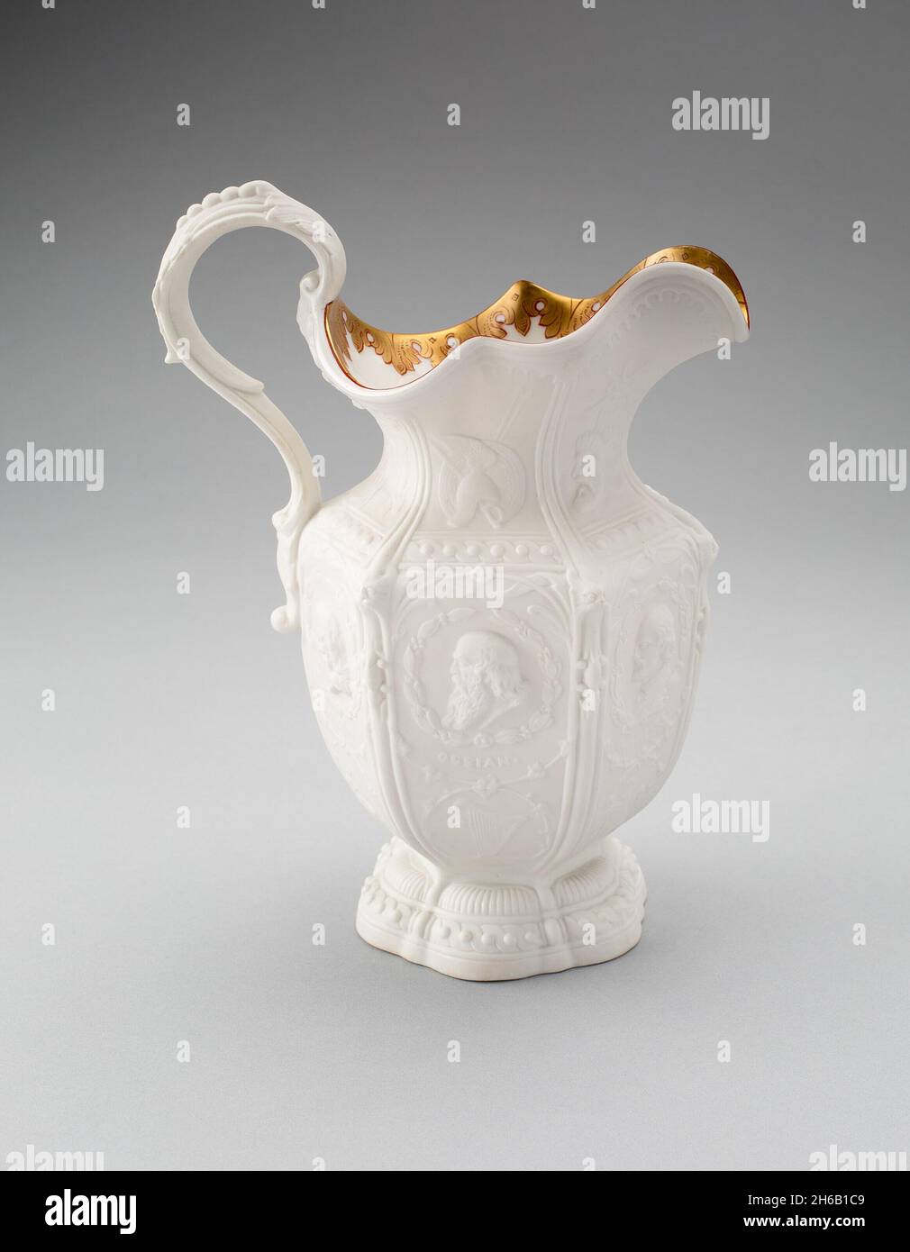 Poet's Pitcher, 1875/86. Caraffa Parian con design a rilievo con poeti in profilo: Dante, Shakespeare, Ossian, Milton, Virgil e Omero. Progettato da Karl L. H. M&#xfc;ller. Foto Stock