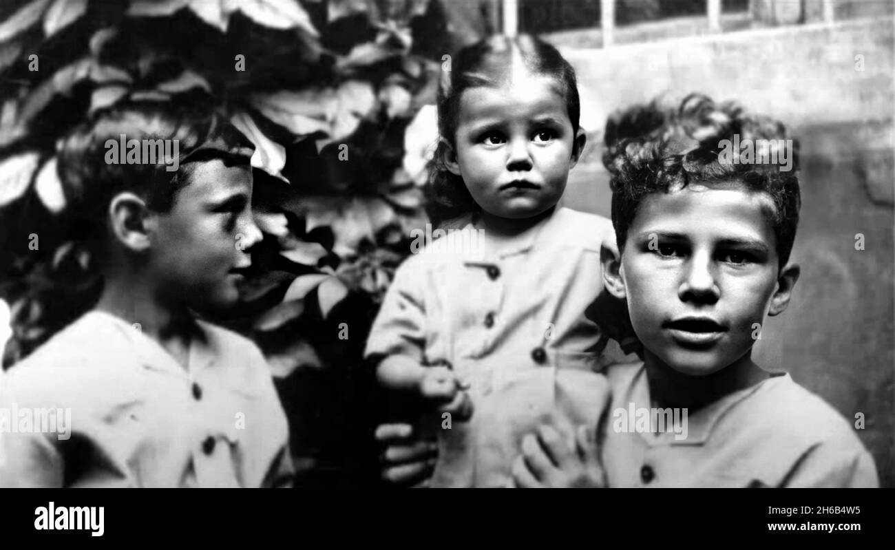 1942 ca , Piacenza , ITALIA : il celebre Fashion Designer GIORGIO ARMANI ( nato il 11 luglio 1934 ), quando era un ragazzino di 8 anni con il fratello maggiore SERGIO e la sorella ROSANNA (in seguito sposò Camerana ). Figli di Maria Raimondi e Ugo Armani. Fotografo sconosciuto . - STORIA - FOTO STORICHE - fratello - sorella - FAMIGLIA - FAMIGLIA - FAMIGLIA - personalità da bambino bambini da giovane giovani - personalità quando era giovane - INFANZIA - INFANZIA - BAMBINO - BAMBINO - BAMBINI - BAMBINO - MODA - moda - moda - STILISTA ---- ARCHIVIO GBB Foto Stock