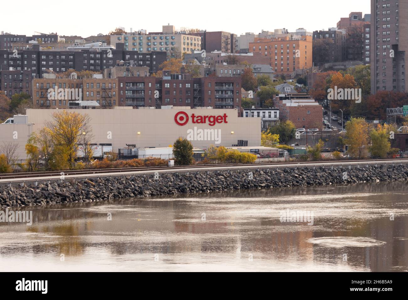 Un punto vendita al dettaglio Target nel Bronx visto dall'altra parte del fiume Harlem, una delle più grandi aziende al dettaglio d'America Foto Stock