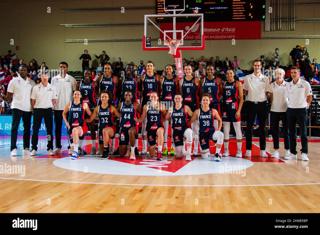 Villeneuve-d'Ascq, Francia. Nov 14 2021: I giocatori della Francia con lo staff in anticipo della FIBA Women's EuroBasket 2023, Qualifiers Group B Basketball match tra Francia e Lituania il 14 novembre 2021 al Palacium di Villeneuve-d'Ascq, Francia - Foto: Melanie Laurent/DPPI/LiveMedia Credit: Independent Photo Agency/Alamy Live News Foto Stock