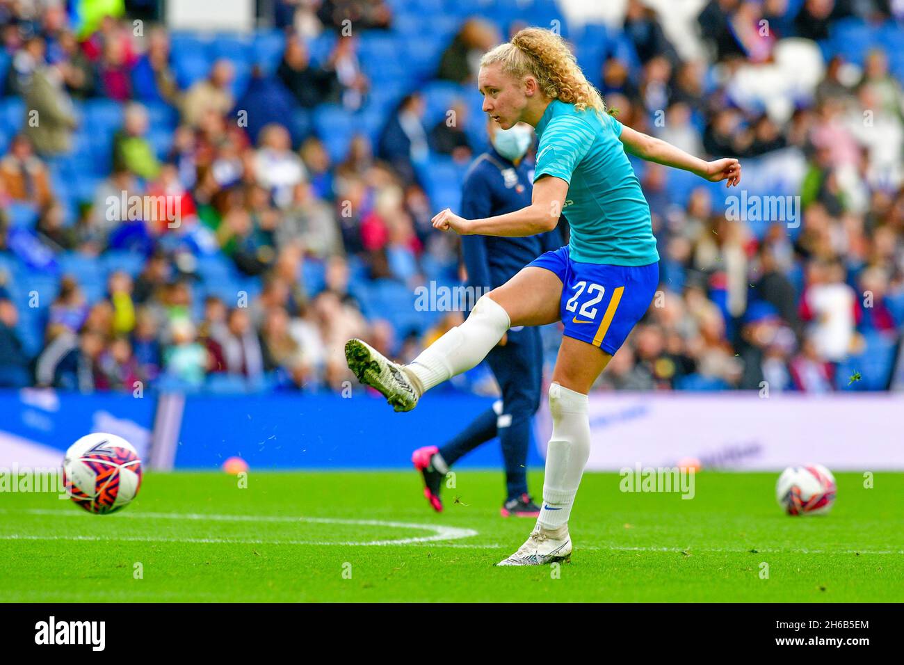 Brighton, Regno Unito. 14 novembre 2021. Katie Robinson di Brighton e Hove Albion si esercita prima della partita fa Women's Super League tra Brighton & Hove Albion Women e Leicester City Women all'Amex il 14 novembre 2021 a Brighton, Inghilterra. (Foto di Jeff Mood/phcimages.com) Credit: PHC Images/Alamy Live News Foto Stock