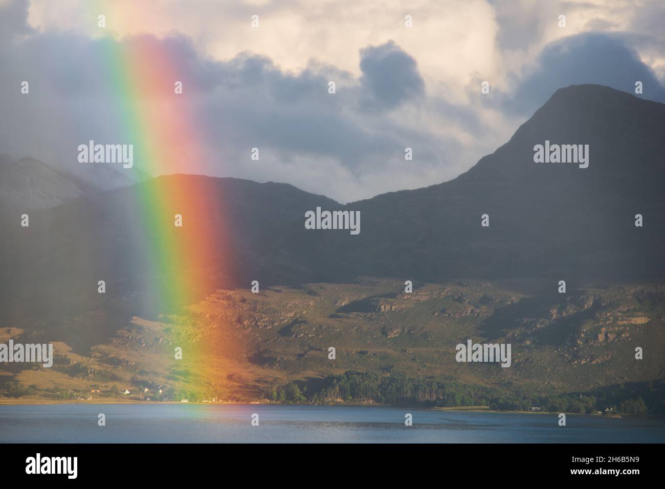 Regno Unito, Scozia, Wester Ross, Ross e Cromarty. Bealach na Gaoithe punto di vista sulla strada da Torridon a Lower Diabaig. Un arcobaleno sopra Loch Torridon. Foto Stock