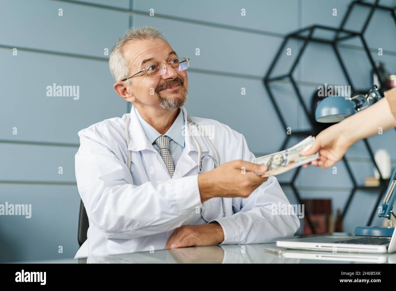 Il medico prende i soldi. Corrompere al medico. Concetto di medicina a pagamento Foto Stock