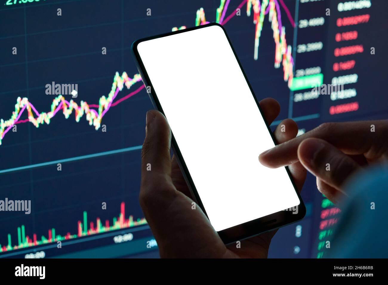 Crypto trader utilizzando la schermata di mockup del telefono per l'app mobile per il trading azionario. Foto Stock
