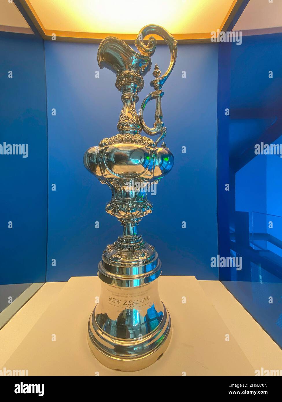 Trofeo America's Cup in mostra al New Zealnd Maritime Museum (Hui te Ananui a Tangaroa), Viaduct Harbour, Auckland, Nuova Zelanda Foto Stock