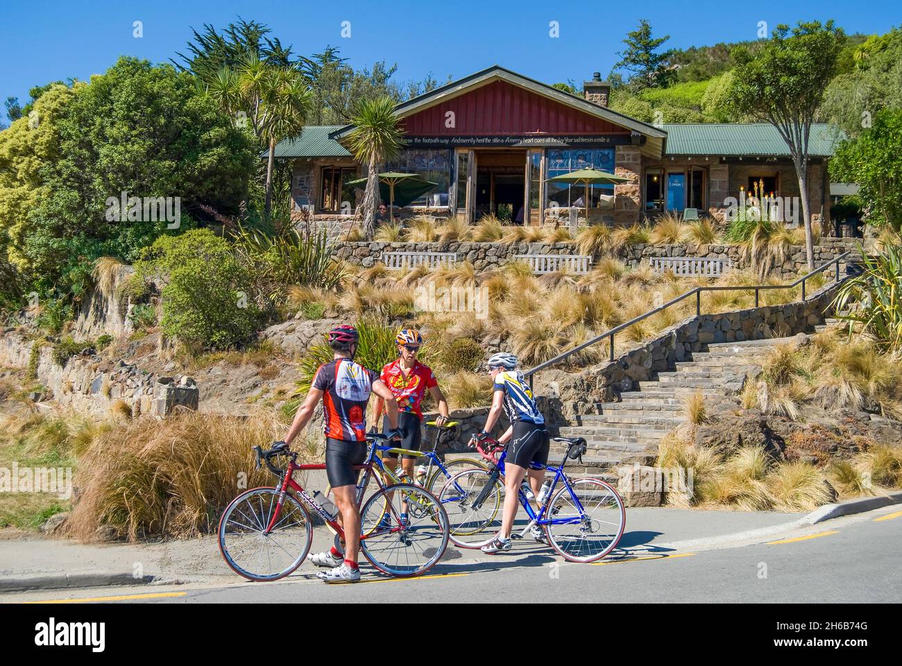 Ciclisti e Resthouse Cafe, segno del Kiwi, Port Hills, Christchurch, Canterbury, Nuova Zelanda Foto Stock