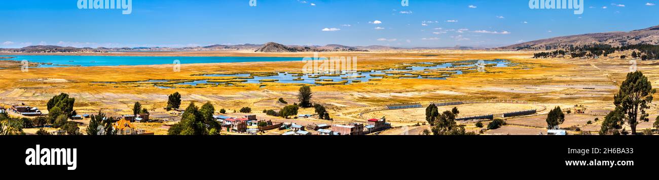 Veduta aerea del lago Titicaca a Chucuito, Perù Foto Stock