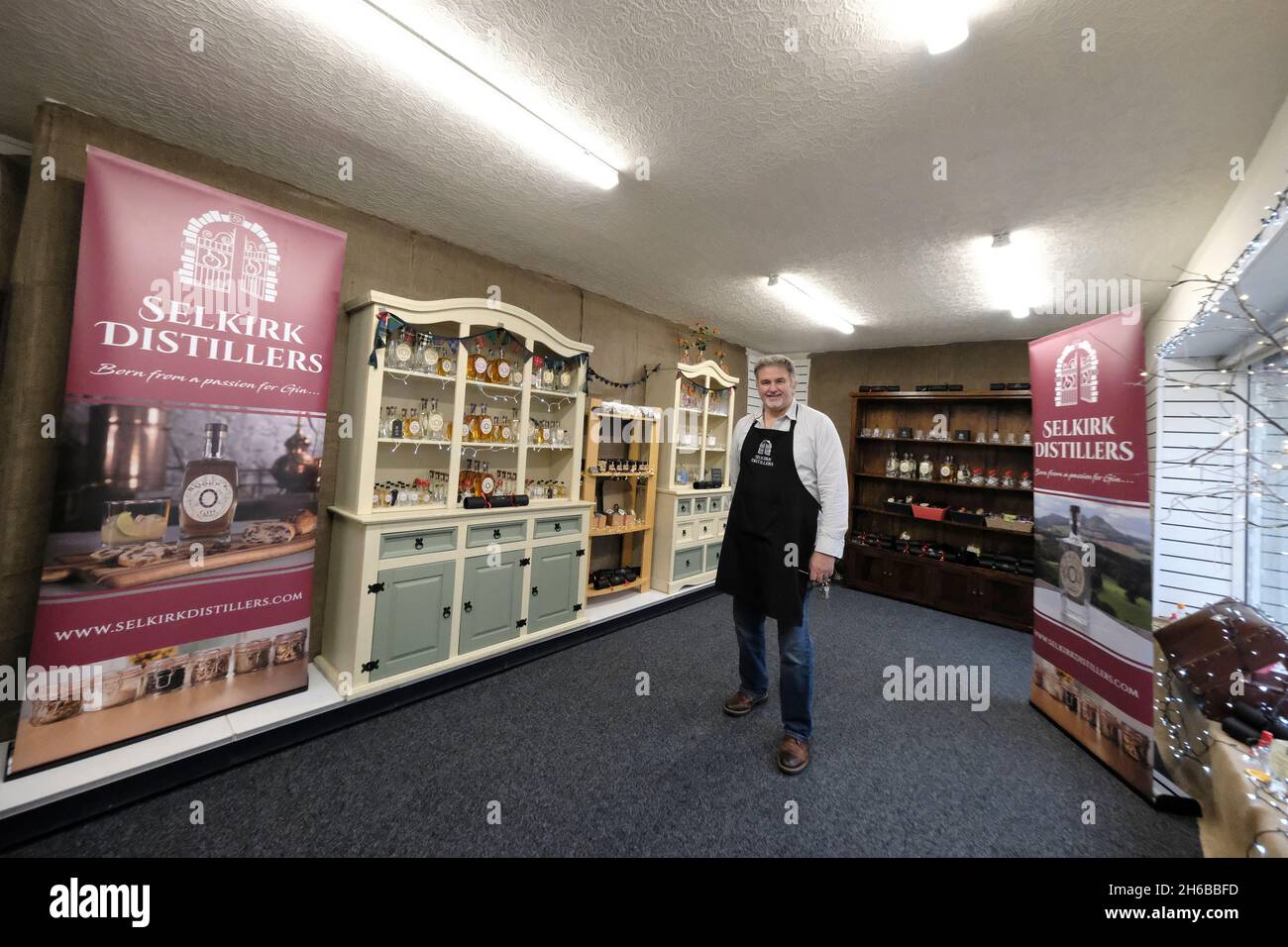 Selkirk, UK, 14/11/2021, Allan Walker, parte della piccola Selkirk Distillers a conduzione familiare, prima della sua apertura di nuovo negozio nella città High Street oggi, Domenica 14 novembre 2021. ( Credit: Rob Grey/Alamy Live News Foto Stock