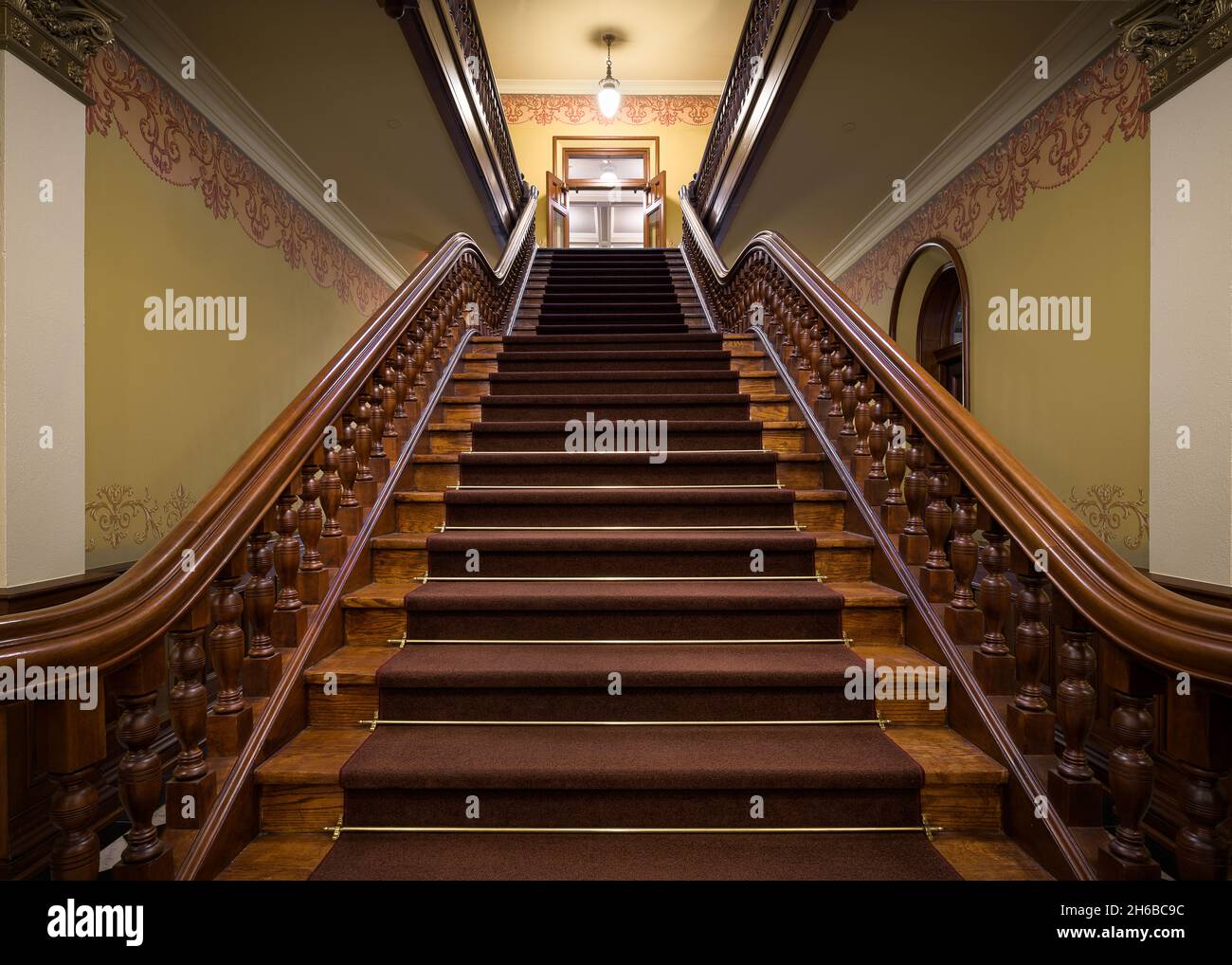 Scala in legno all'interno dell'edificio del Campidoglio dello stato del Wyoming a Cheyenne, Wyoming Foto Stock