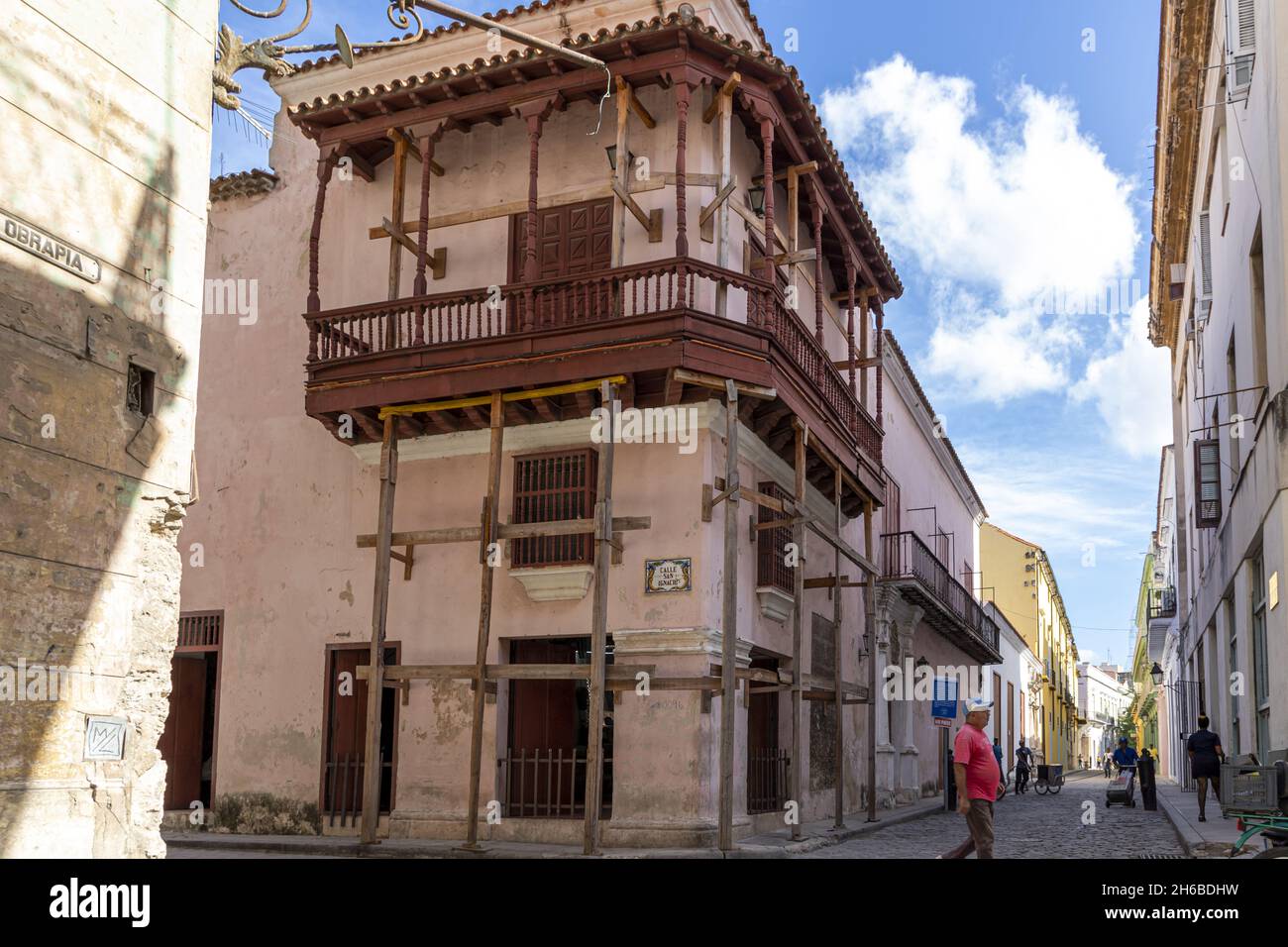 HABANA, CUBA - 05 ottobre 2021: Le vecchie e nuove case dell'Avana - il cambiamento di tempo nella città Foto Stock