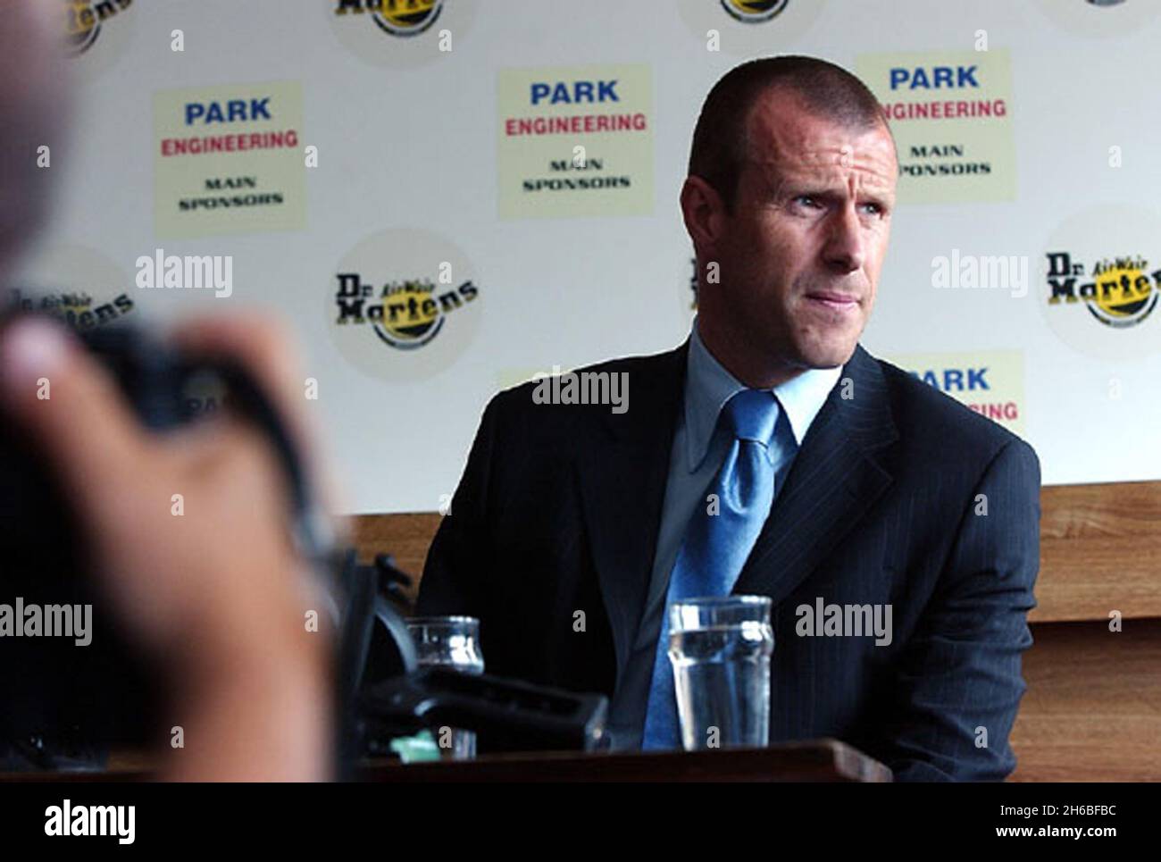 STEVE CLARIDGE ALLA CONFERENZA STAMPA PER ANNUNCIARE LA SUA NOMINA A PLAYER/MANAGER DEL DR. SQUADRA DELLA LEGA DI MARTINS WEYMOUTH. PIC MIKE WALKER, 2003 Foto Stock