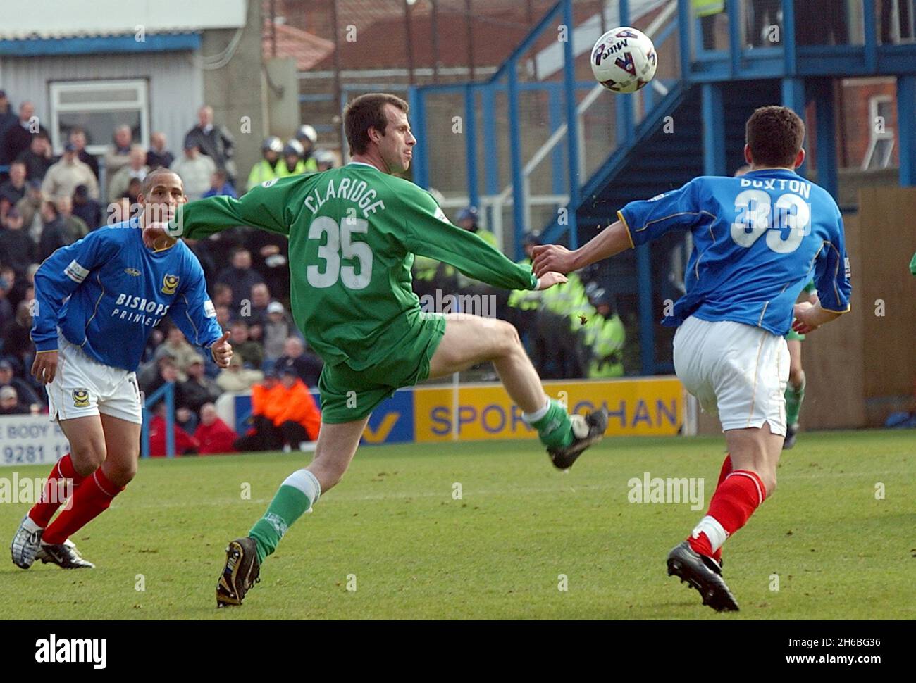 PORTSMOUTH V MILLWALL STEVE CLARIDGE.FLICKS LA PALLA OLTRE LEWIS BUXTON PIC MIKE WALKER, 2003 Foto Stock