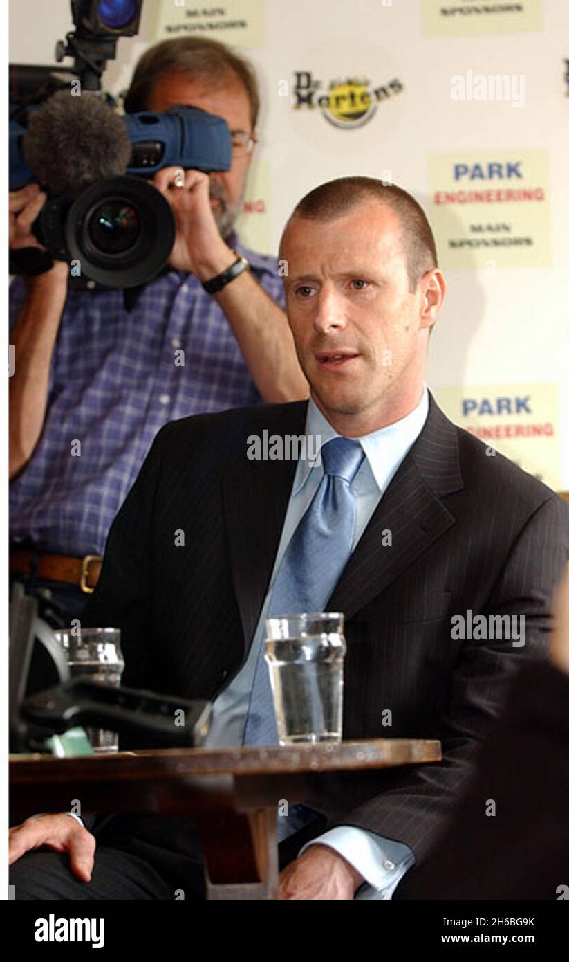 STEVE CLARIDGE ALLA CONFERENZA STAMPA PER ANNUNCIARE LA SUA NOMINA A GIOCATORE/RESPONSABILE DEL DR. MARTINS LEAGUE TEAM WEYMOUTH. PIC MIKE WALKER, 2003 Foto Stock