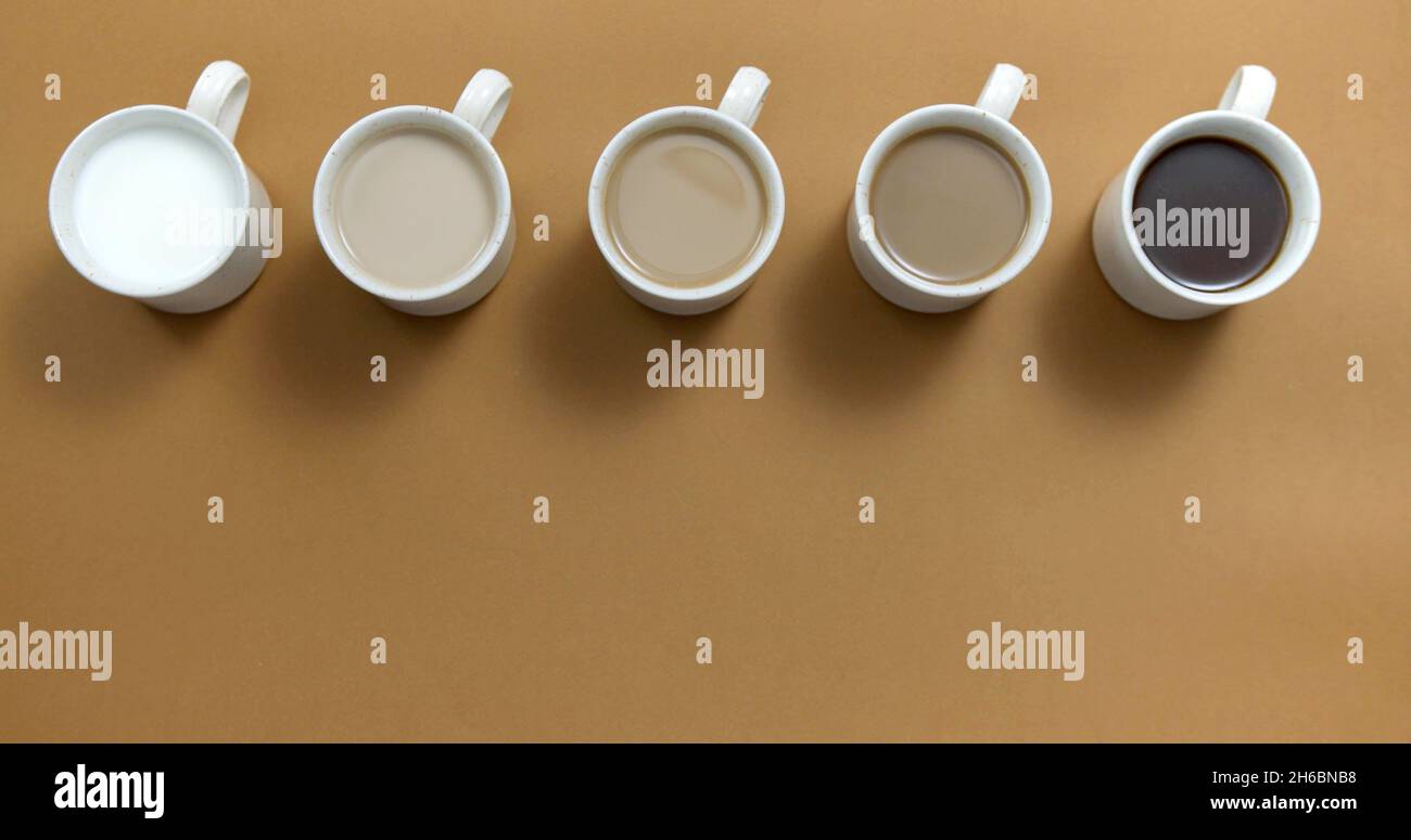 Una foto di sfondo con cinque tazze Foto Stock