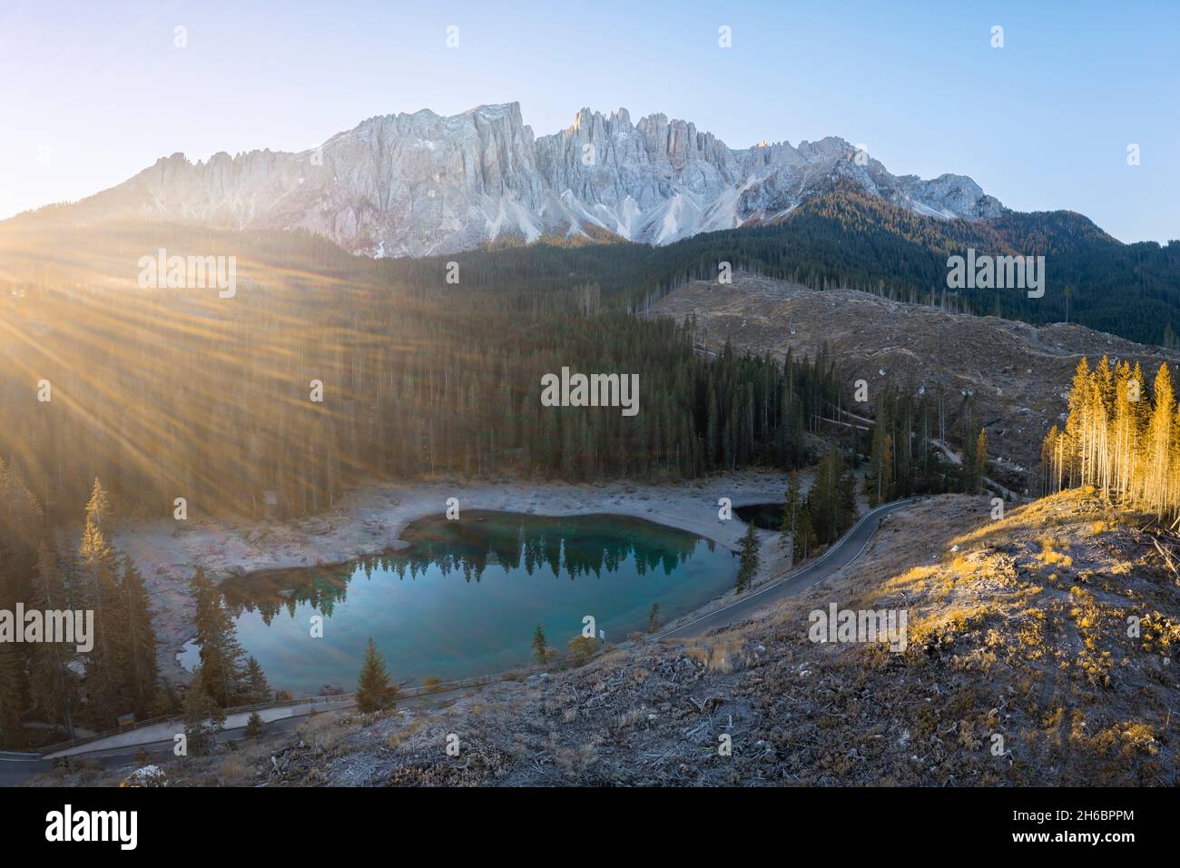Vista aerea del lago di Karersee in autunno all'alba. Carezza, Dolomiti, Alto Adige, Trentino Alto Adige, Italia. Foto Stock