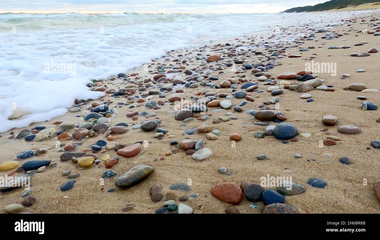 Foto di ciottoli colorati su una spiaggia Foto Stock