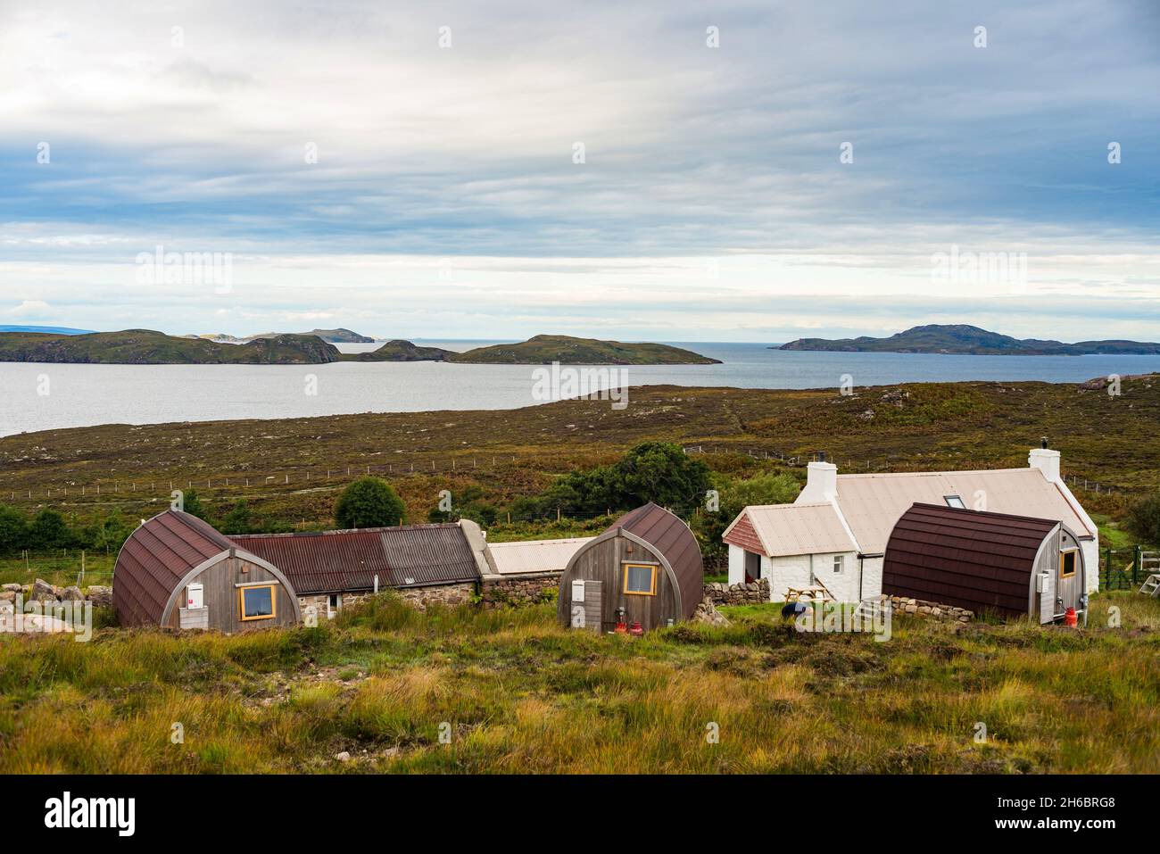 Regno Unito, Scozia, Wester Ross, Strathpeffer e Lochalsh, Achvraie sulla penisola di Coigach. Pods a Acheninver Hostel, Horse Island & The Summer Isles. Foto Stock