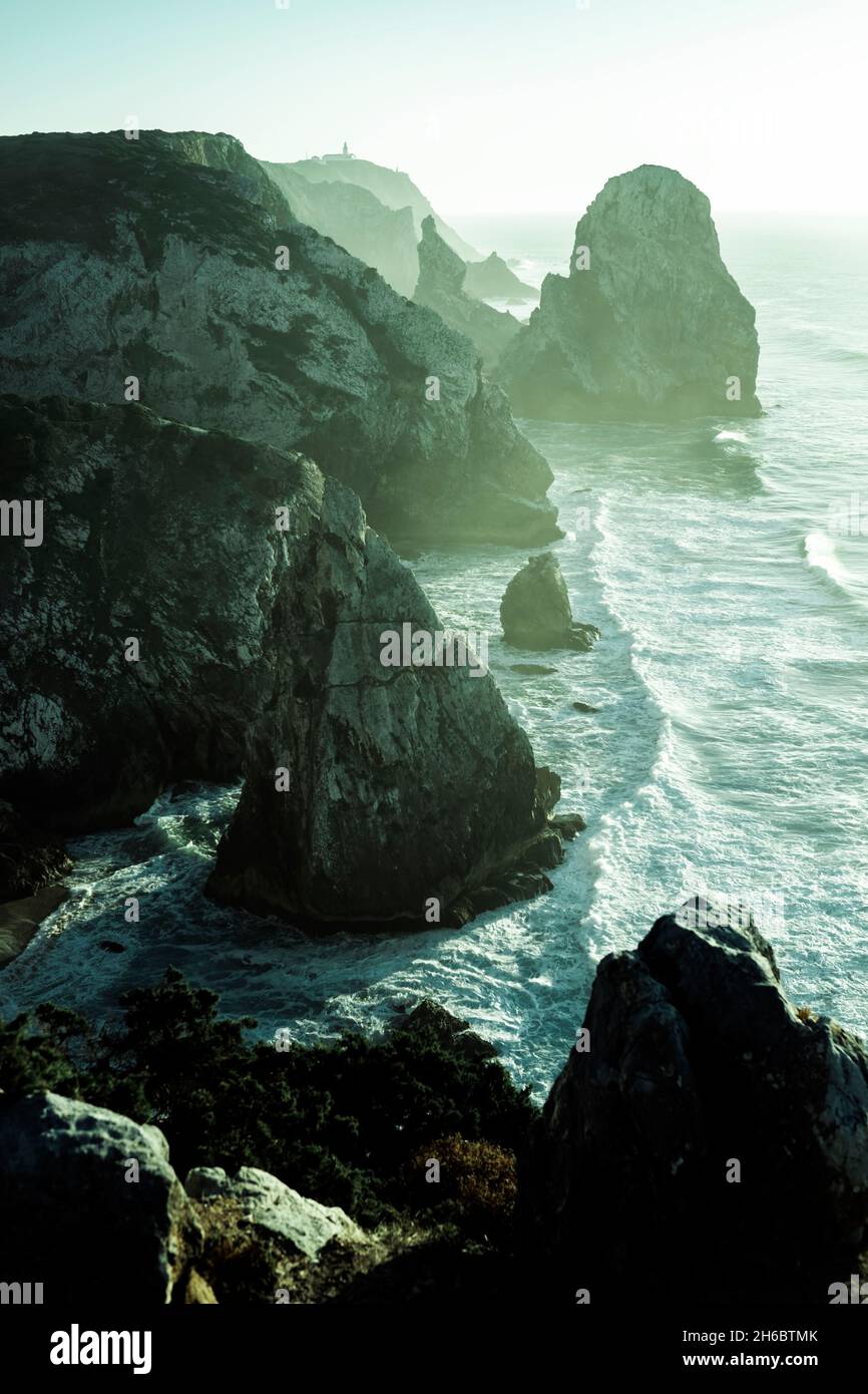 Vista delle scogliere e rocce di Cabo da Roca, è un capo che forma il punto più occidentale massa di terra eurasiatica. Foto Stock