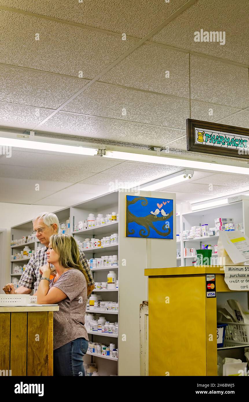 Il farmacista Robert Turnage aiuta un dipendente al negozio di droga Turnage a Water Valley, Mississippi. La farmacia di famiglia è stata fondata nel 1905. Foto Stock