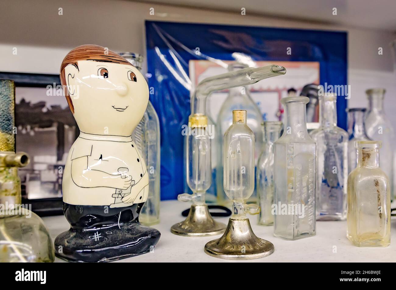 Una statuetta di un farmacista d'epoca è esposta accanto a bottiglie di medicina di vetro d'epoca al negozio di farmaci Turnage a Water Valley, Mississippi. Foto Stock
