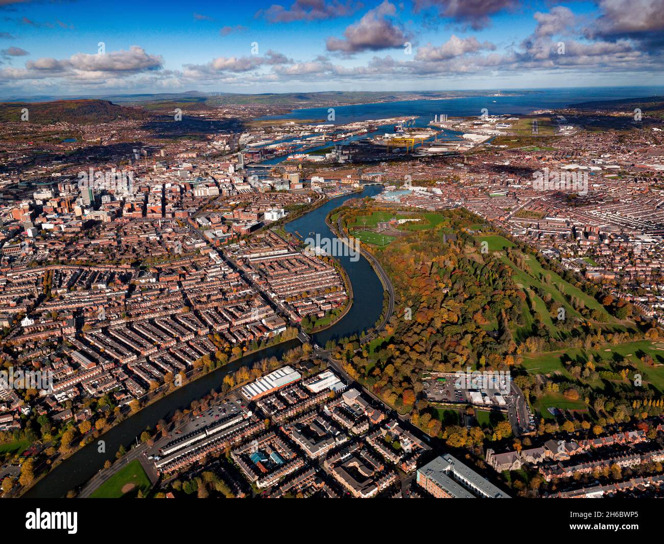 Belfast Aerial mostra la vista dall'alto di Ormeau Park sul fiume Lagan, Irlanda del Nord Foto Stock