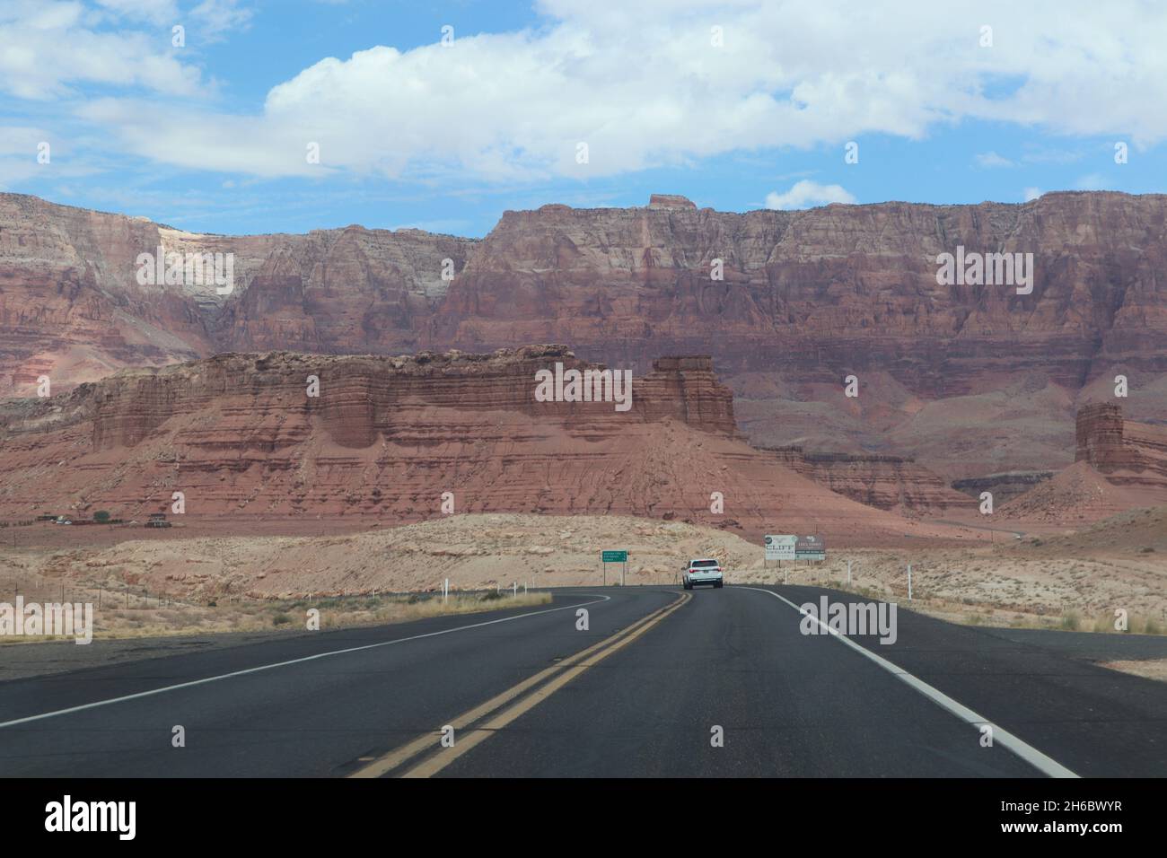 PAGE, STATI UNITI D'AMERICA - Jun 30, 2021: Una strada attraverso un robusto strato di roccia rossa sfondo vicino al bordo orientale del Grand Canyon, Arizona Foto Stock