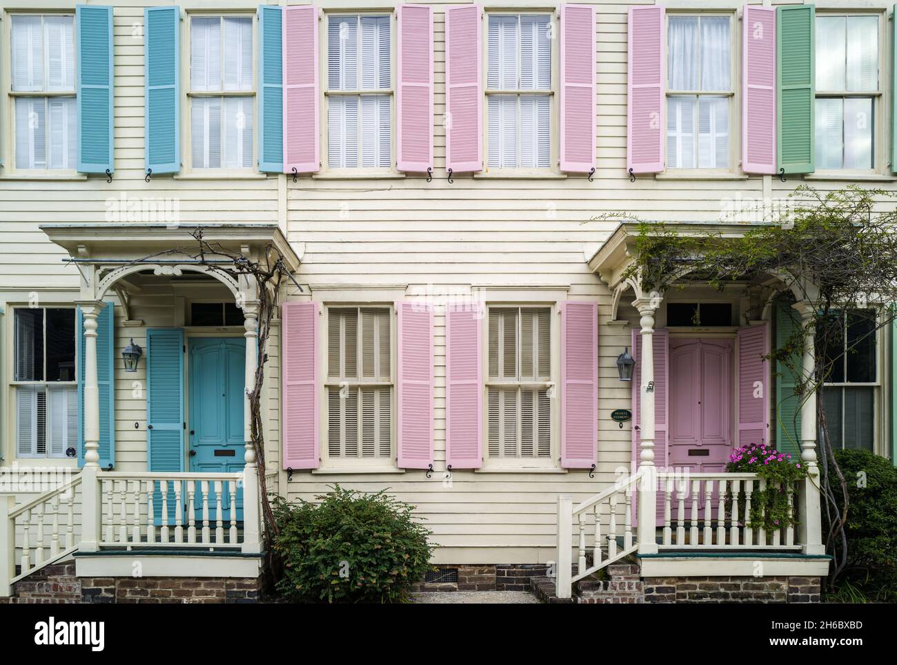 facciata storica della casa a schiera color pastello Foto Stock