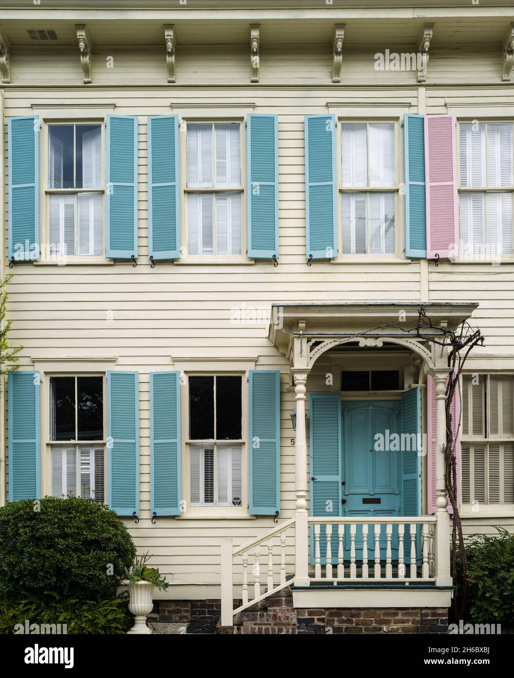 facciata storica della casa a schiera color pastello Foto Stock