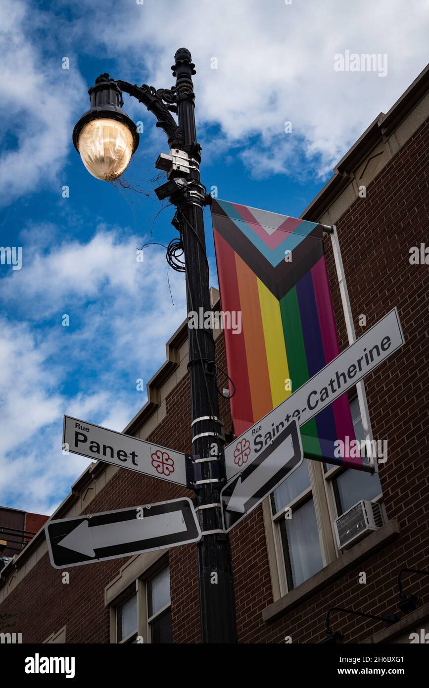 MONTREAL, QC, CANADA - OCT. 1, 2021: Foto di un incrocio principale nel quartiere di Gay Village con bandiera di progresso e lampione. Foto Stock