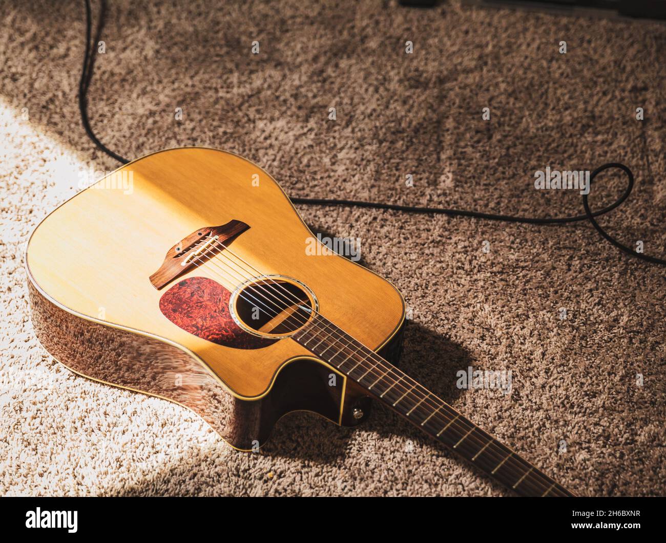 acustica, arte, audio, sfondo, marrone, classico, classico, country, intrattenimento, attrezzatura, folk, chitarra, home recording, home recording studio, h Foto Stock