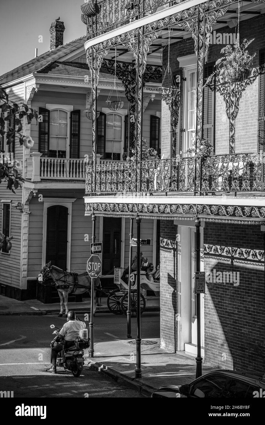 Balcone panoramico tipico di un edificio storico nel quartiere Francese di New Orleans, USA Foto Stock Balcone panoramico tipico di un edificio storico nel quartiere Francese di New Orleans, USA Foto Stock