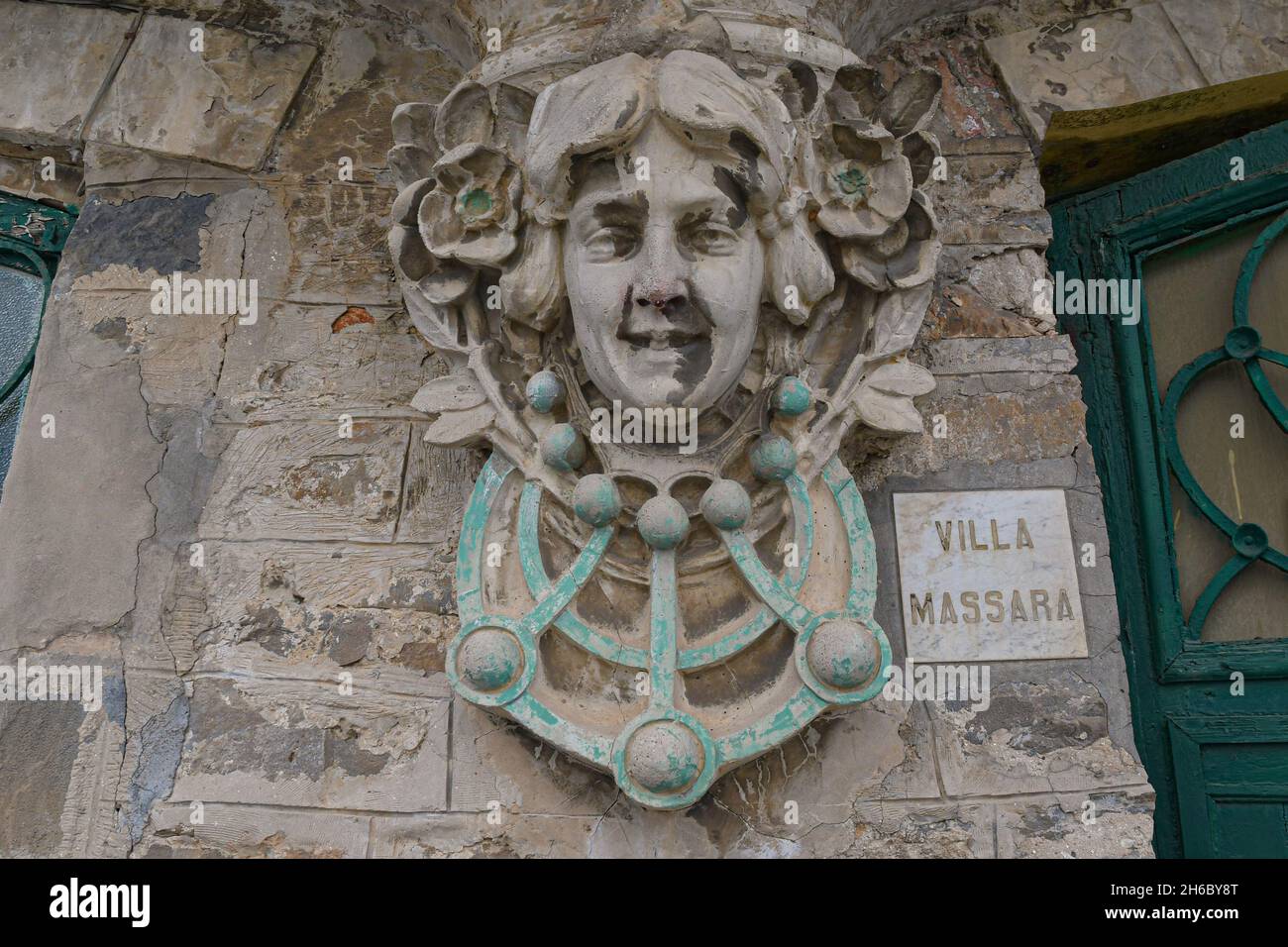 Particolare della facciata di Villa Massara, una bella casa vacanze in stile Art Nouveau sul lungomare di Alassio, Savona, Liguria, Italia Foto Stock