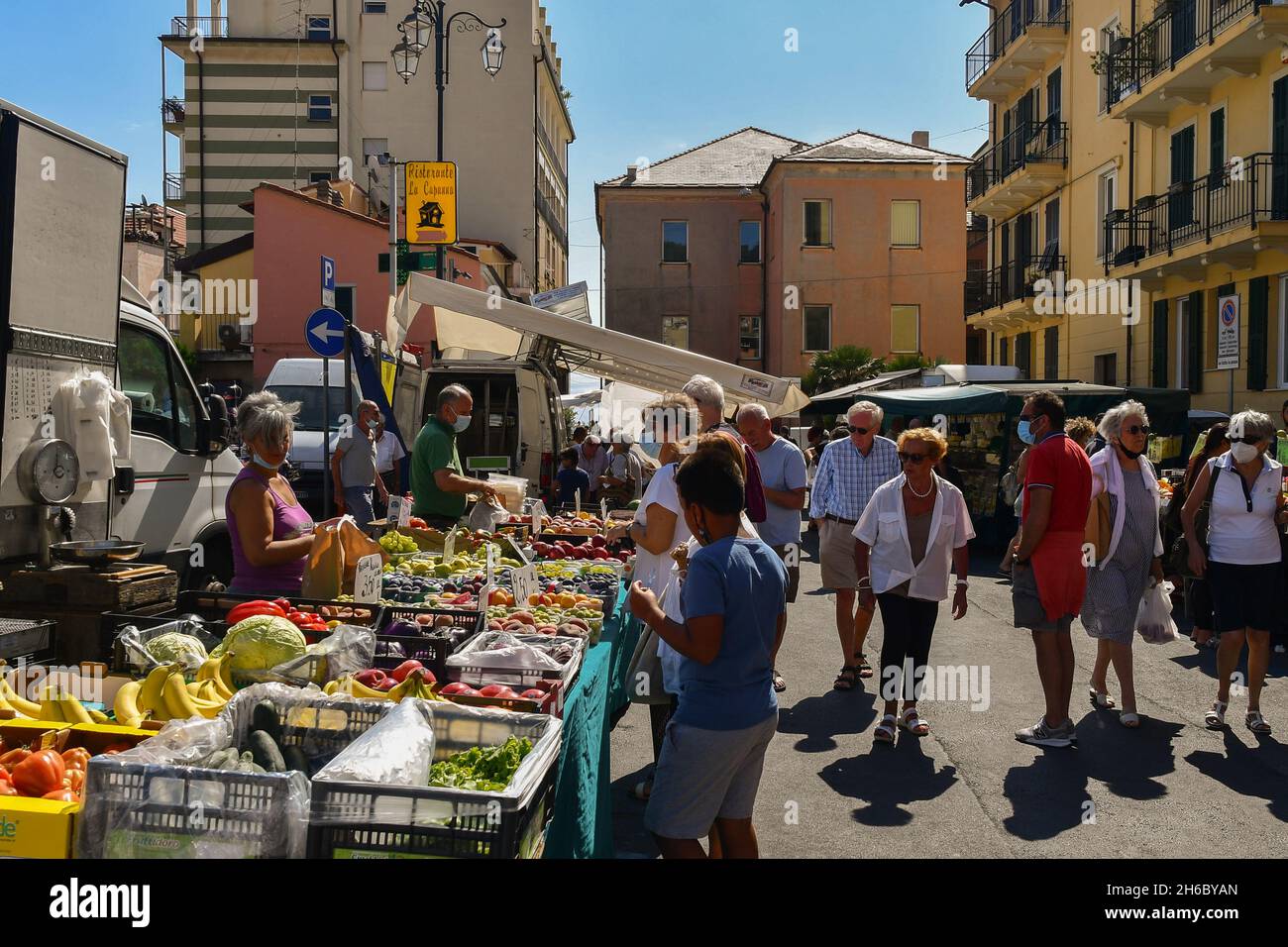 Il mercato settimanale con bancarelle alimentari nel centro della città di Alassio in estate, Savona, Liguria, Italia Foto Stock