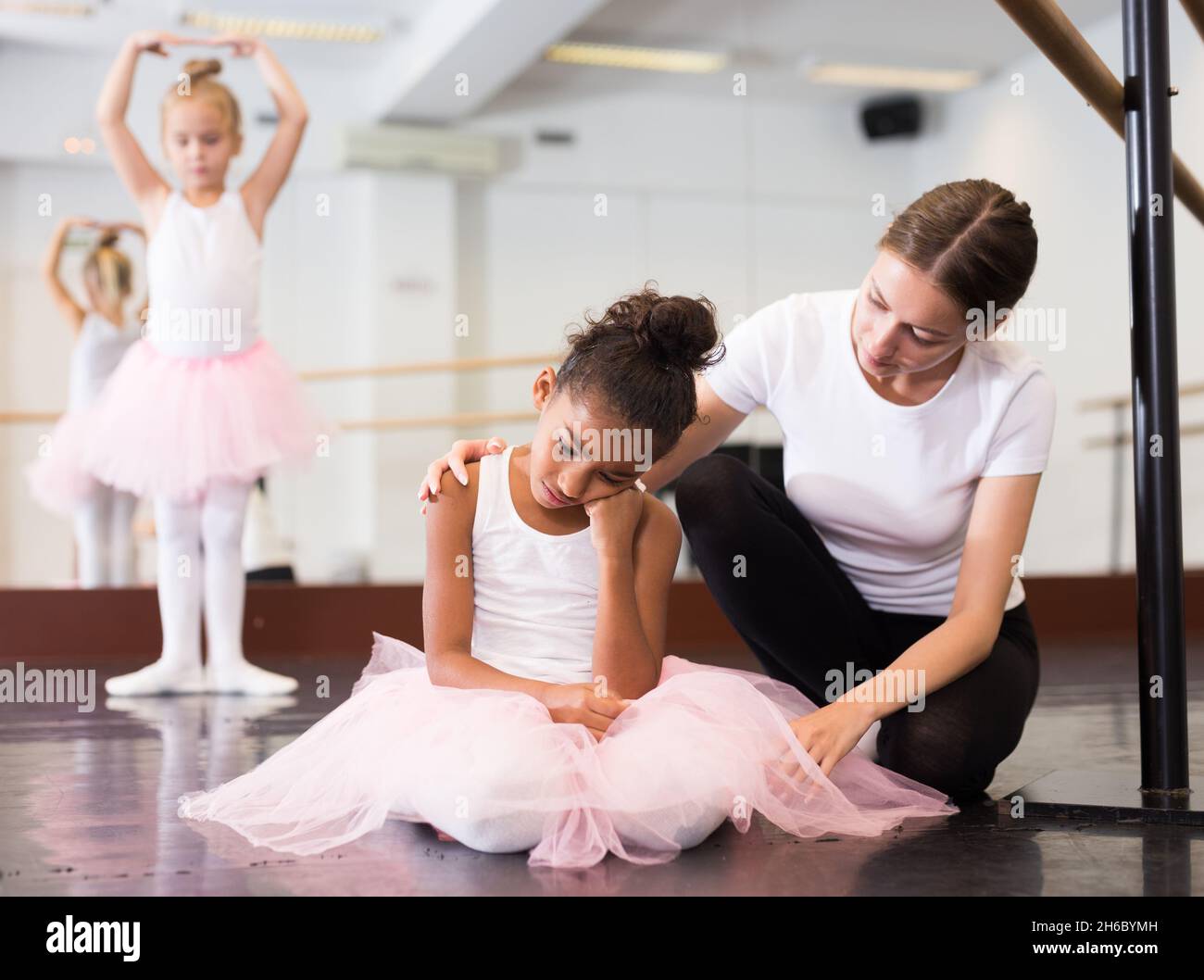 Insegnante di balletto che conforta la ballerina stanca Foto stock - Alamy