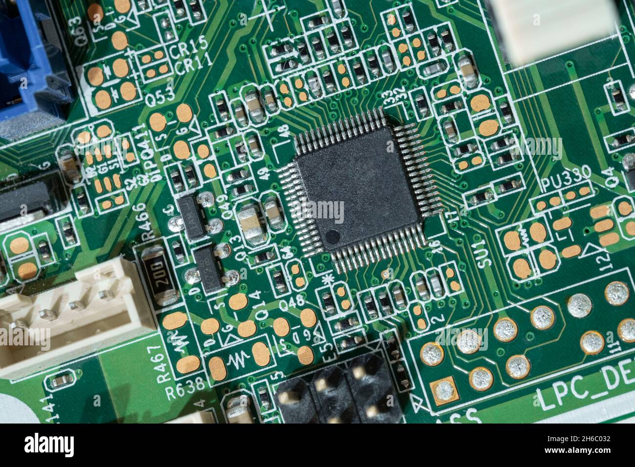 Scheda madre elettronica a circuito integrato con microchip, componenti del computer mancanti Foto Stock