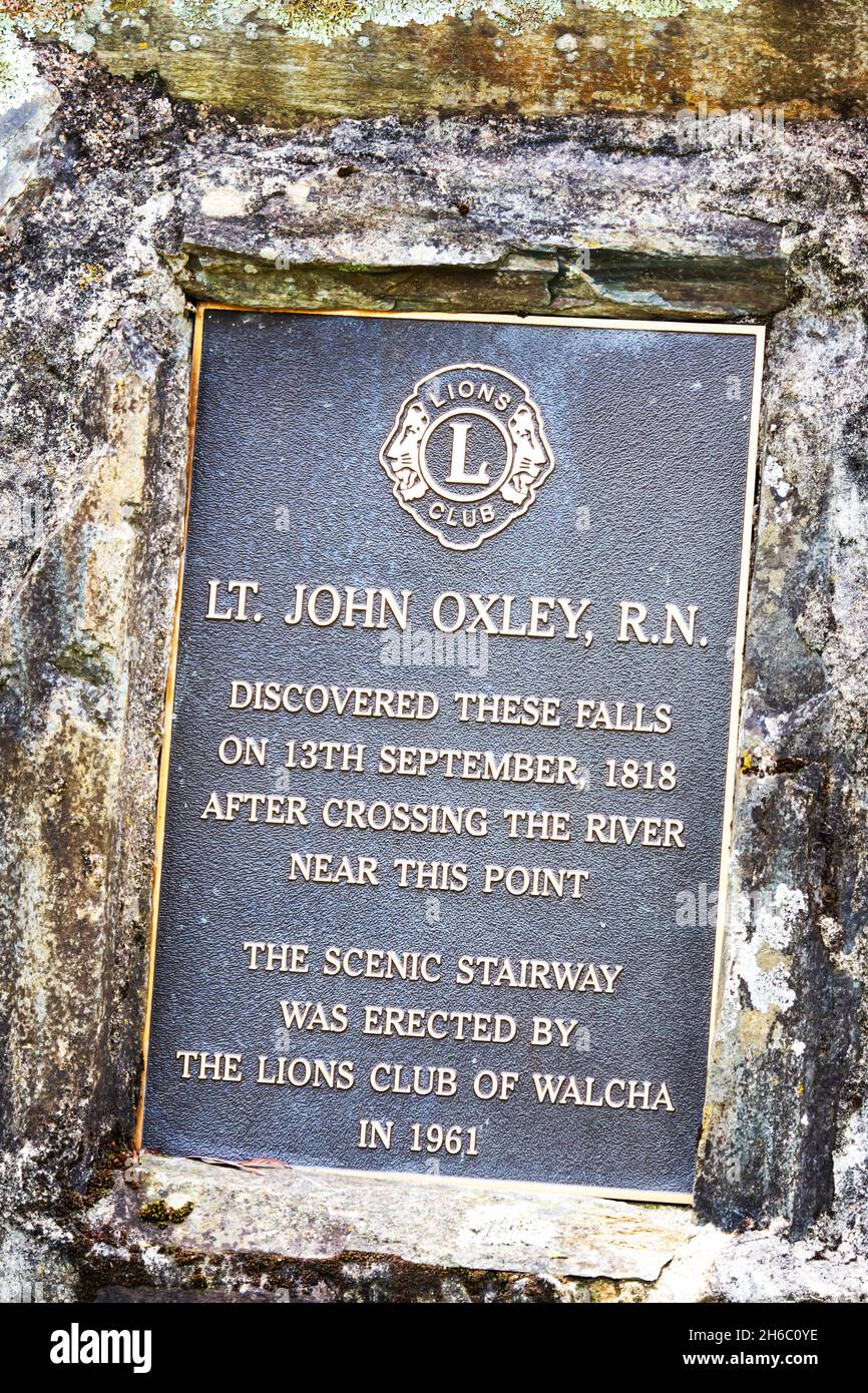 Plaque consigliando Lt John Oxley RN ha scoperto le cascate di Apsley vicino a Walcha il 13 settembre 1818. Foto Stock