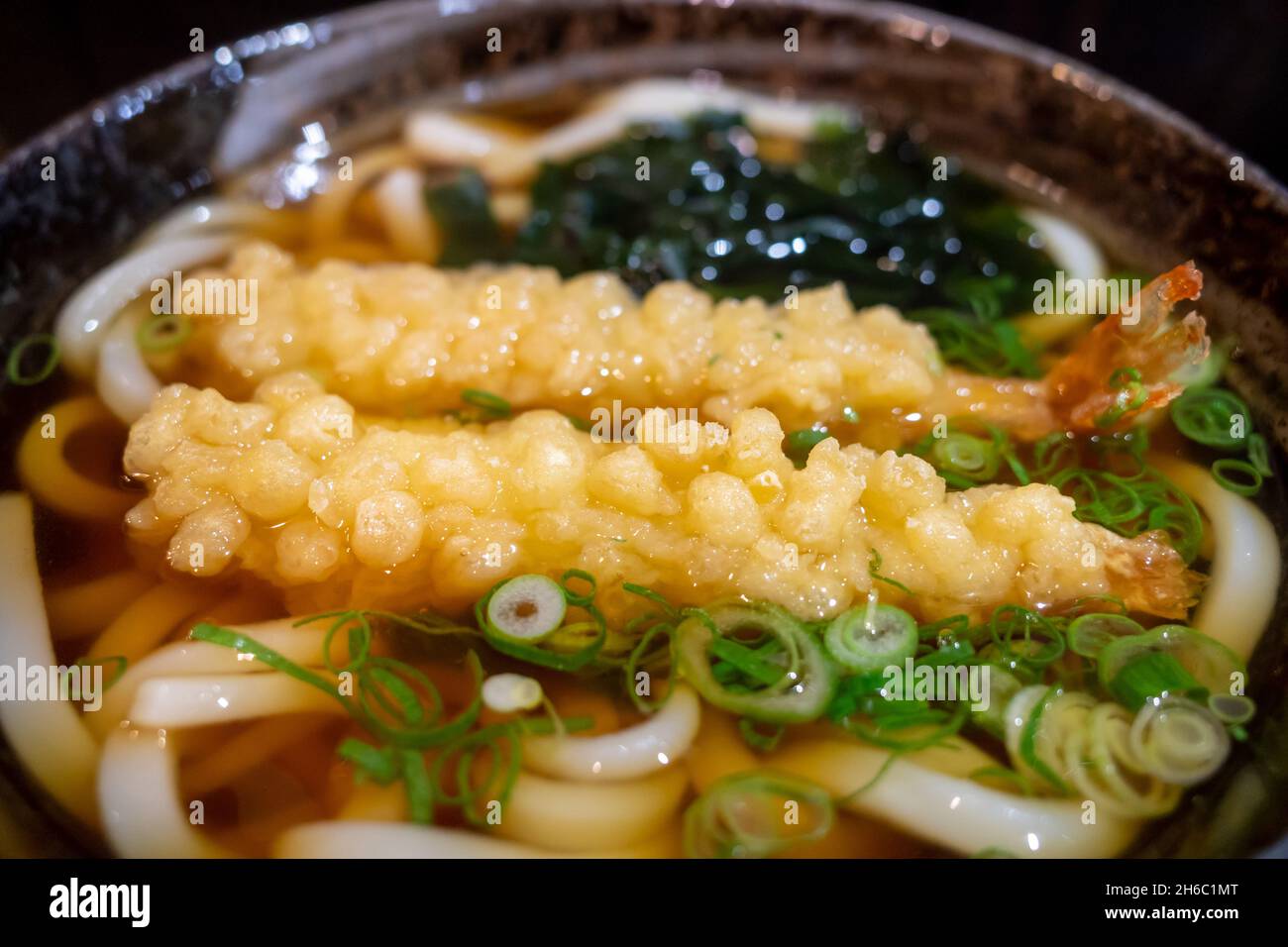 Vista ravvicinata dall'alto, zuppa di noodle Tempura Udon. Foto Stock