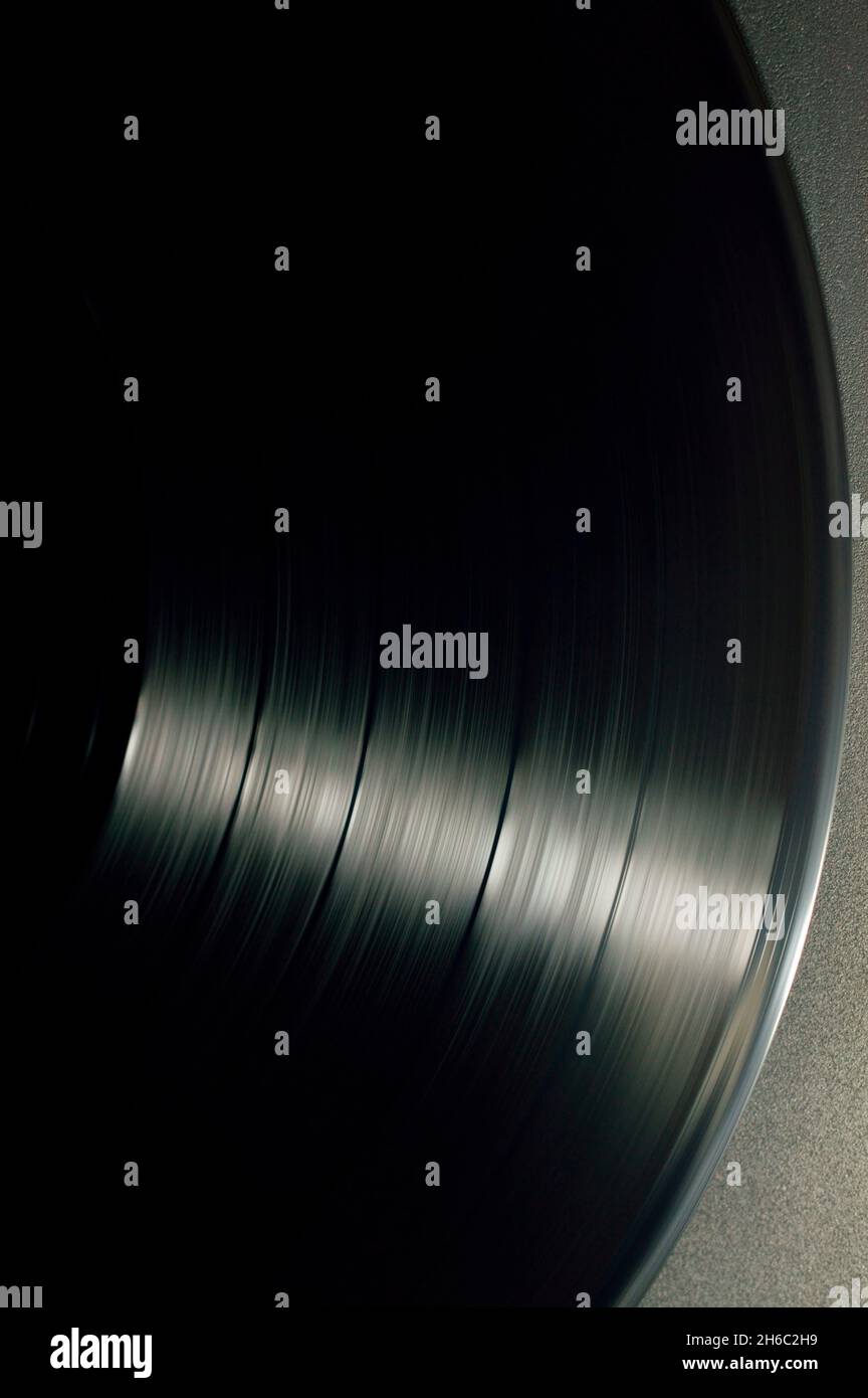 Dettaglio delle scanalature del disco musicale in vinile nero in verticale Foto Stock
