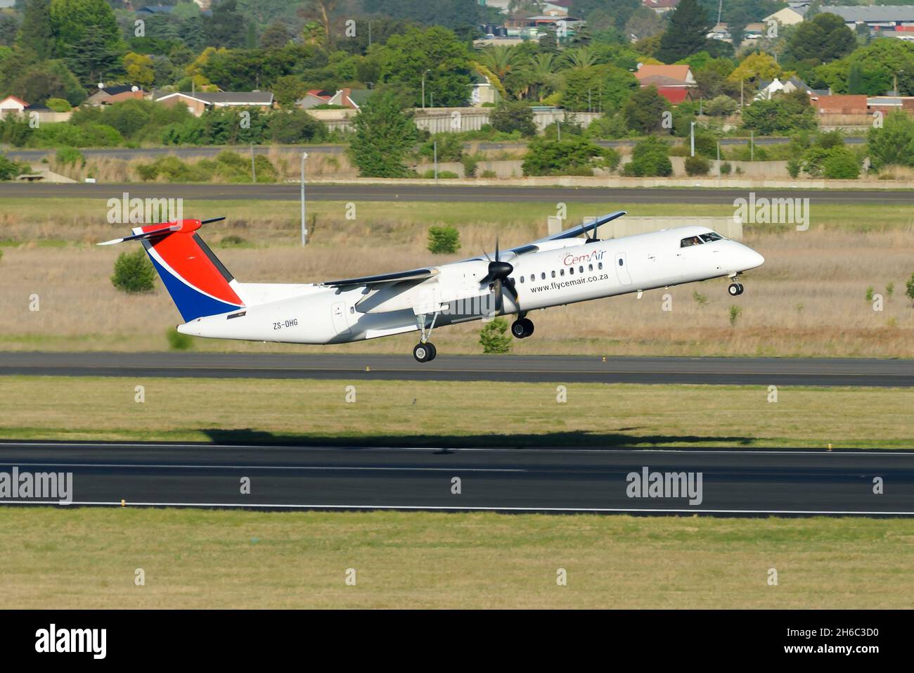 CemAir Bombardier Dash 8 aereo decollo da Johanesburt Airport, Sudafrica. Elica piano regionale di Cemair. Foto Stock