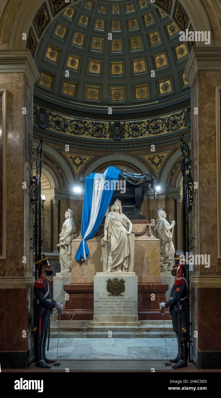 Tomba dell'eroe della Liberazione Jose de San Martin nella Cattedrale Metropolitana, Plaza de Mayo, Buenos Aires, Argentina Foto Stock