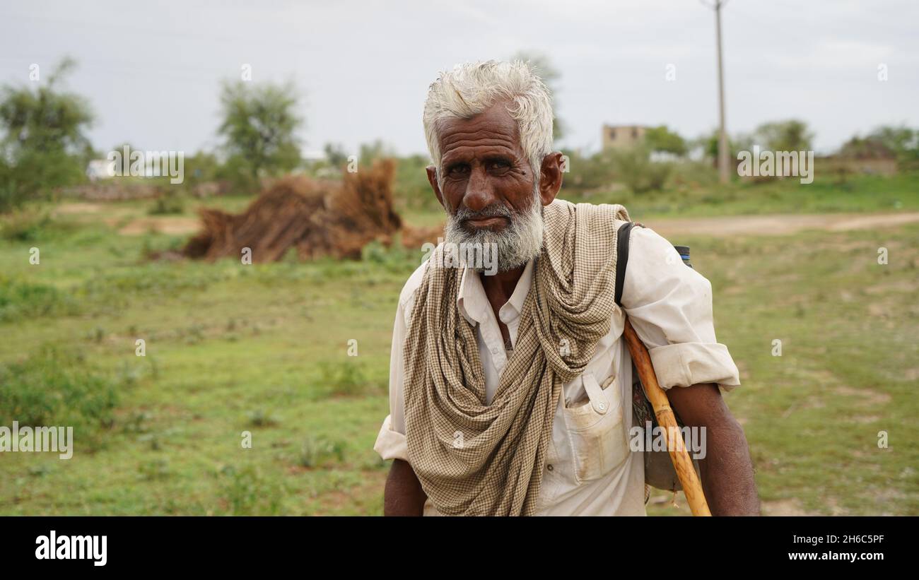 Immagine ad alta risoluzione: Allevamento di pastore #rajasthansheep, #indianshepherd, #thar desertsheep, #rajasthanlandscape, #ruralindia, Foto Stock