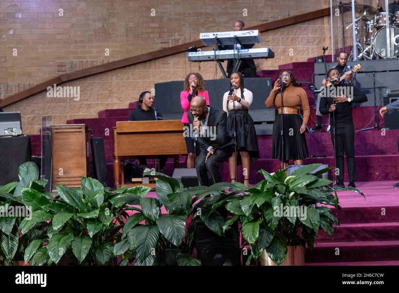 New York, NY - 14 novembre 2021: Coro e ballerini si esibiscono durante il culto domenicale come governatore Kathy Hochul visita Greater Allen A. M. E. Cattedrale Foto Stock