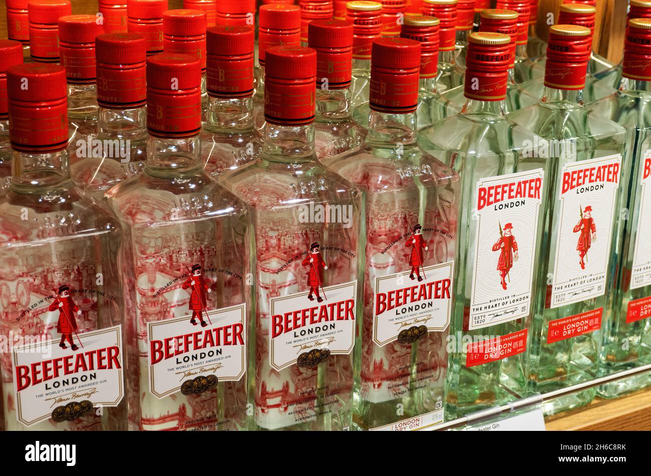 Kiev, Ucraina. 2 novembre 2021. Beefeater gin visto in mostra su uno scaffale di Duty Free Store presso Boryspil International Airport Credit: SOPA Images Limited/Alamy Live News Foto Stock