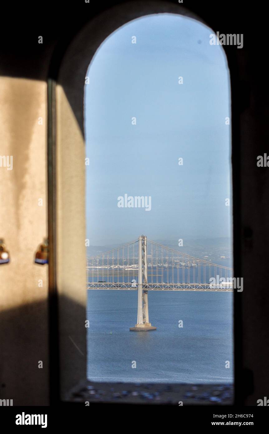 Bay Bridge visto da una delle finestre panoramiche della Coit Tower a San Francisco Foto Stock