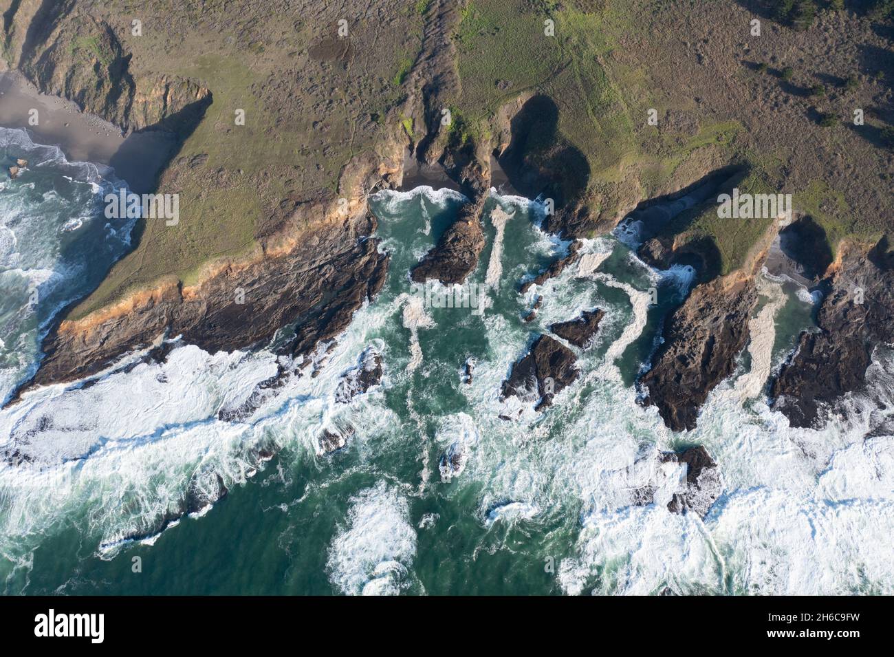 Il sereno Oceano Pacifico si lava sulla costa frastagliata della California settentrionale, non lontano a nord di Fort Bragg nella contea di Mendocino. Foto Stock