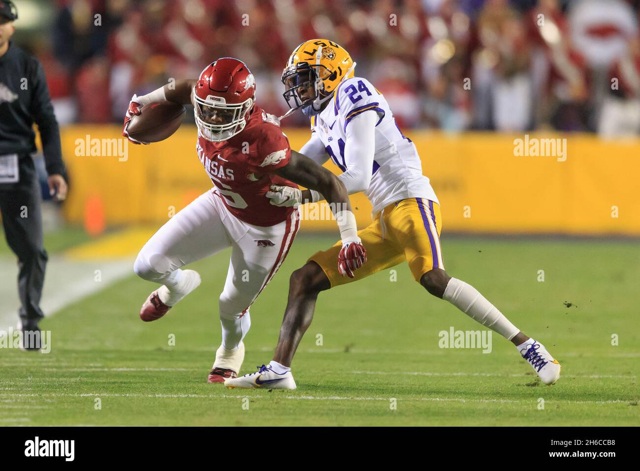 Arkansas Razorbacks ampio ricevitore Treylon Burks (16) diventa campo come LSU Tigers Cornerback Darren Evans (24) difende, Sabato, 13 novembre 2021, a Ba Foto Stock