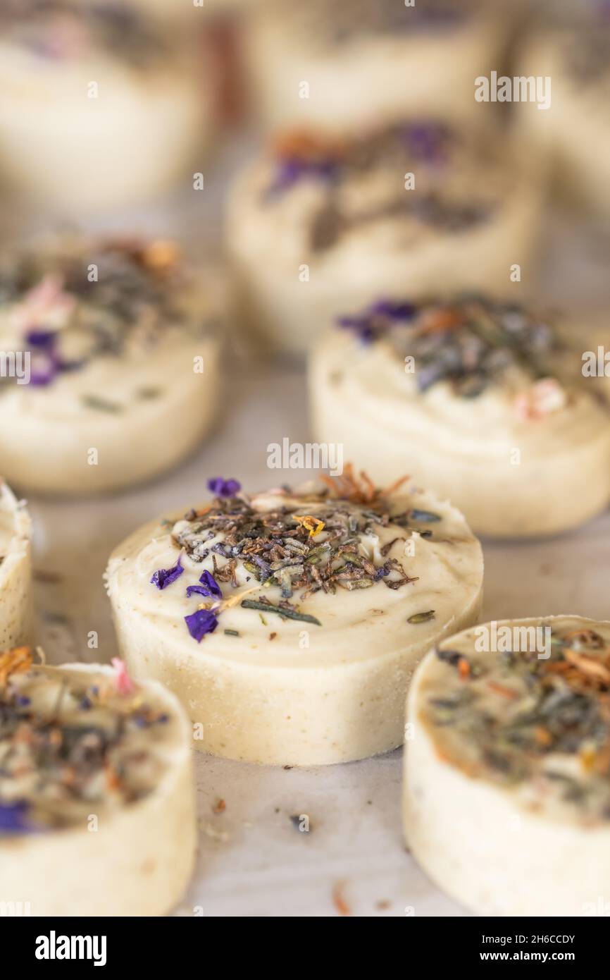 Sapone di lavanda artigianale con i fiori primo piano Foto Stock