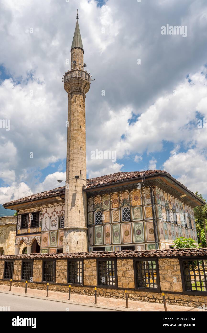 Sarena Dzamija o Moschea decorata una moschea colorata a Tetovo, Macedonia del Nord Foto Stock