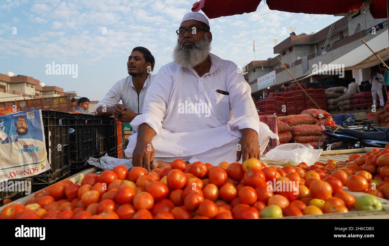 Immagine ad alta risoluzione: Venditore di pomodori e pomodori in un vivace mercato indiano #pomodoro, venditore di pomodori, #india, #vegetablemarket Foto Stock