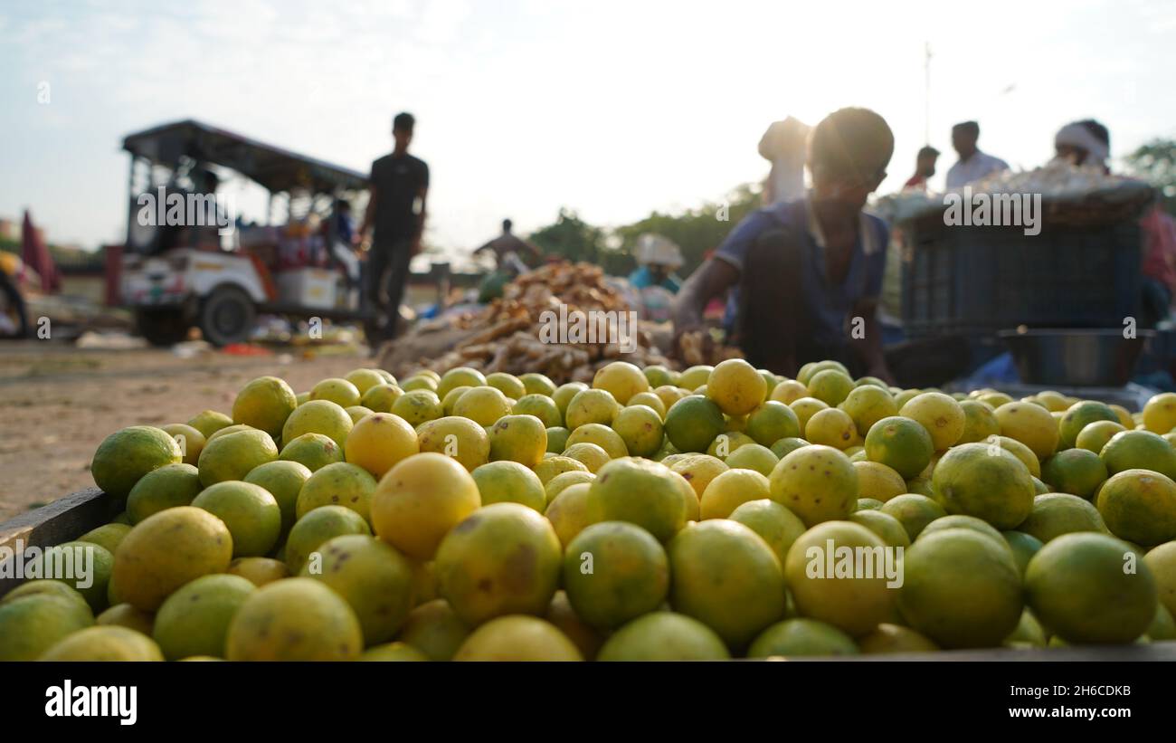 Immagine ad alta risoluzione: Limoni freschi in un vivace mercato vegetale Foto Stock